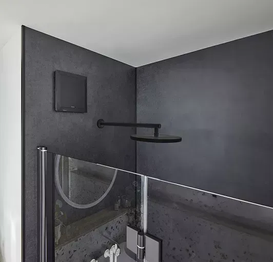 Die Designlinie +black präsentiert ELS in einem neuen, eleganten Look – ideal für dunkel gestaltete Bäder oder zum Setzen schwarzer Akzente.