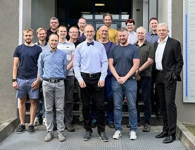 Geschäftsführer Prof. Dr.-Ing. Uwe Franzke (rechts im Bild) mit dem Team des ILK Dresden