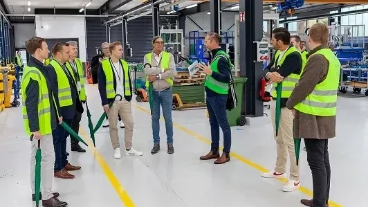 Während der Unternehmensbesichtigung bei aquatherm erfuhren die Teilnehmer, dass sich mit vorgefertigten Elementen Zeit und Geld sparen lässt.
