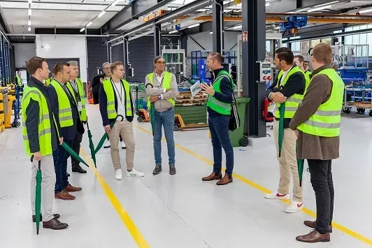 Während der Unternehmensbesichtigung bei aquatherm erfuhren die Teilnehmer, dass sich mit vorgefertigten Elementen Zeit und Geld sparen lässt.