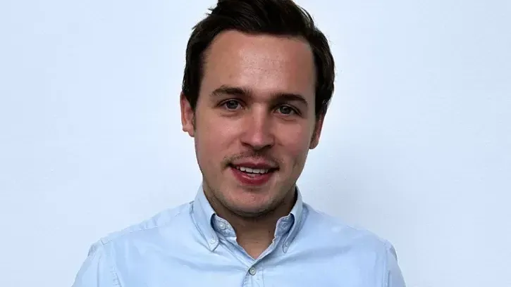 Janik Schröder verantwortet Projekte der Tiefkältelagerung – und Sonderanlagen in Süddeutschland.
