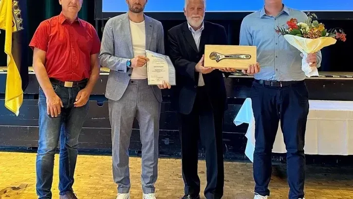 Edgar Mans (Berufsschule Gelnhausen), Thorsten Seitz (Vorstand Landesinnung), Alfred Pfeil (Koordinator Gesellenprüfungsausschuss) mit Leon Hochgrebe, der als Prüfungsbester ausgezeichnet wurde.