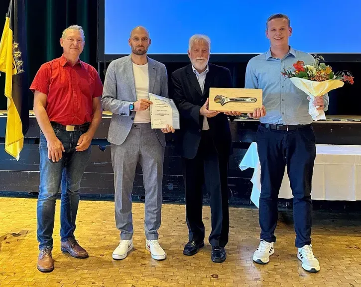 Edgar Mans (Berufsschule Gelnhausen), Thorsten Seitz (Vorstand Landesinnung), Alfred Pfeil (Koordinator Gesellenprüfungsausschuss) mit Leon Hochgrebe, der als Prüfungsbester ausgezeichnet wurde.