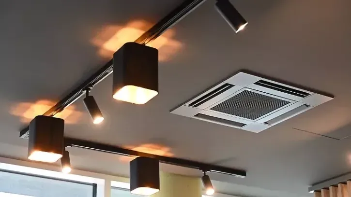 Kühlen und Heizen in einem: Unauffällig in die Zwischendecke integriert sorgen die Deckenkassetten von Mitsubishi Electric effizient für ein durchweg angenehmes Raumklima.
