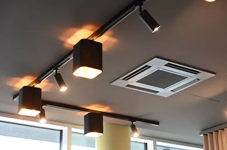 Kühlen und Heizen in einem: Unauffällig in die Zwischendecke integriert sorgen die Deckenkassetten von Mitsubishi Electric effizient für ein durchweg angenehmes Raumklima.