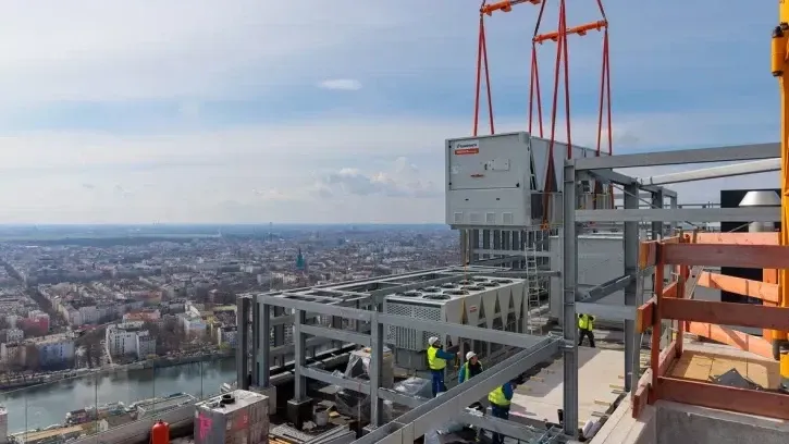Das Portfolio des Ratinger Unternehmens deckt vom Einfamilienhaus über den Geschosswohnungsbau bis hin zu gewerblichen und industriellen Objekten das benötigte Komplett-Spektrum an Wärmepumpen ab.