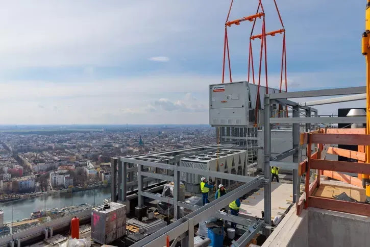 Das Portfolio des Ratinger Unternehmens deckt vom Einfamilienhaus über den Geschosswohnungsbau bis hin zu gewerblichen und industriellen Objekten das benötigte Komplett-Spektrum an Wärmepumpen ab.