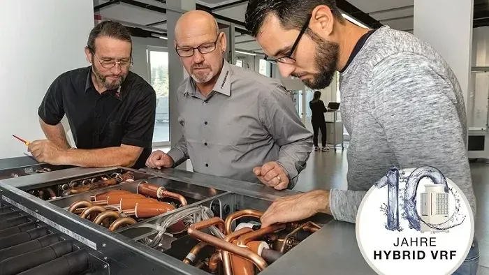 Vertieftes Wissen im Jubiläumsjahr: Praxisnahe und gezielte Schulungen bereiten die Teilnehmenden umfassend auf den Einsatz des Hybrid VRF-Systems vor.