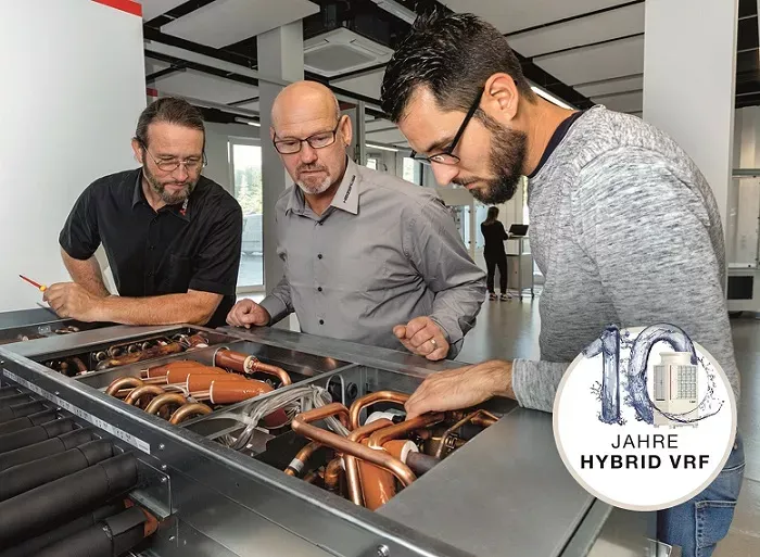 Vertieftes Wissen im Jubiläumsjahr: Praxisnahe und gezielte Schulungen bereiten die Teilnehmenden umfassend auf den Einsatz des Hybrid VRF-Systems vor.