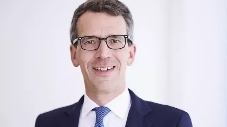 „Mit Luft/Luft-Wärmepumpen können wir den CO2-Ausstoß beim Einsatz von grünem Strom um 100 Prozent reduzieren. Die LEG Immobilien wird hier als Vorreiter in der Branche die Dekarbonisierung ihres Wohnungsbestandes spürbar vorantreiben“, so Dr. Volker Wiegel, Chief Operating Officer bei der LEG Immobilien.