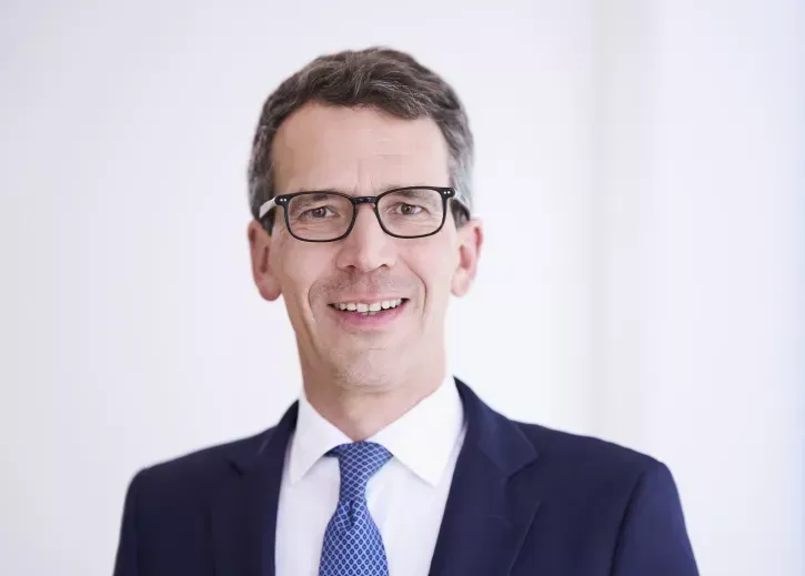 „Mit Luft/Luft-Wärmepumpen können wir den CO2-Ausstoß beim Einsatz von grünem Strom um 100 Prozent reduzieren. Die LEG Immobilien wird hier als Vorreiter in der Branche die Dekarbonisierung ihres Wohnungsbestandes spürbar vorantreiben“, so Dr. Volker Wiegel, Chief Operating Officer bei der LEG Immobilien.