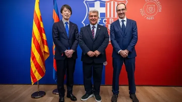 (V.l.:) Hiroshi Komatsubara, CEO von Panasonic Heating & Cooling Europe; Joan Laporta, Präsident des FC Barcelona; Marc Díaz, Panasonic Heating & Cooling Country Manager Spanien.