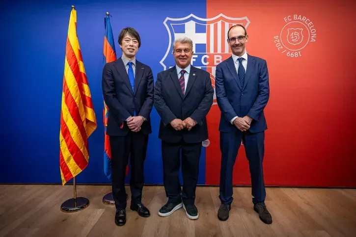 (V.l.:) Hiroshi Komatsubara, CEO von Panasonic Heating & Cooling Europe; Joan Laporta, Präsident des FC Barcelona; Marc Díaz, Panasonic Heating & Cooling Country Manager Spanien.
