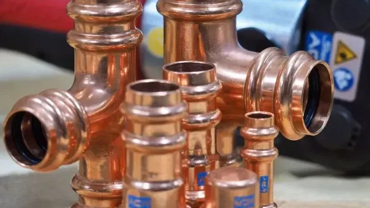 ACR Copper Press von Sanha: Dank doppelter Sicke mit integrierter T.R.A.P.-Sicherheitszone bietet das System maximale Stabilität und Dichtheit – ideal für Kälte- und Klimatechnik bis 48 bar und zahlreiche moderne Kältemittel.