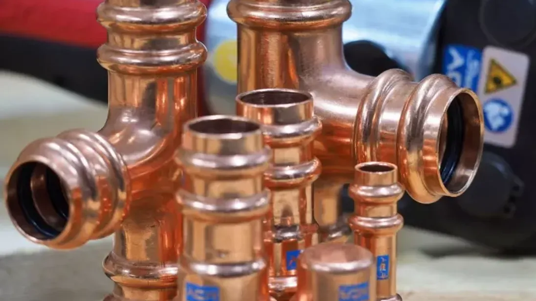 ACR Copper Press von Sanha: Dank doppelter Sicke mit integrierter T.R.A.P.-Sicherheitszone bietet das System maximale Stabilität und Dichtheit – ideal für Kälte- und Klimatechnik bis 48 bar und zahlreiche moderne Kältemittel.