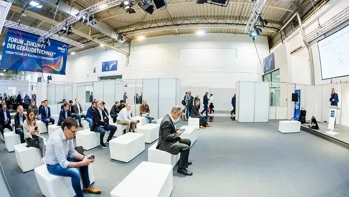 Als zentraler Teil des Rahmenprogramms beleuchtet das Forum „Zukunft Gebäudetechnik“ in Halle 2 während der gesamten Messe aktuelle Entwicklungen und Herausforderungen der SHK-Branche.