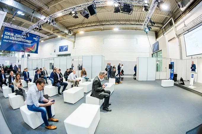 Als zentraler Teil des Rahmenprogramms beleuchtet das Forum „Zukunft Gebäudetechnik“ in Halle 2 während der gesamten Messe aktuelle Entwicklungen und Herausforderungen der SHK-Branche.