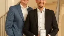(V.l.:) Fabian Schroedter, technischer Vertrieb und Daniel Weniger, Regionalleiter Ost, freuten sich sehr, den Live & Living Award 2025 für die Systemair GmbH entgegenzunehmen.