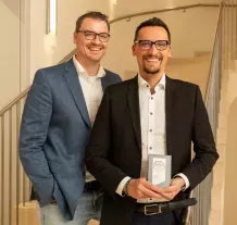 (V.l.:) Fabian Schroedter, technischer Vertrieb und Daniel Weniger, Regionalleiter Ost, freuten sich sehr, den Live & Living Award 2025 für die Systemair GmbH entgegenzunehmen.
