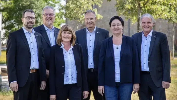 Benjamin Klasen wurde herzlich willkommen geheißen im Team der Systemair-Prokuristen, bestehend nun aus (v.l.) Benjamin Klasen, Walter Rudolf, Elke Landwehr, Geschäftsführer Stefan Fischer, Elke Rehmet und Geschäftsführer Kurt Maurer.
