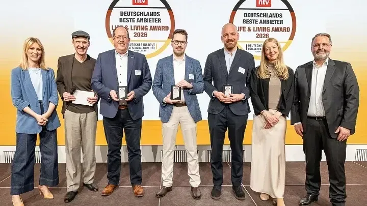 Ulrich Lenz mit Preis: Ulrich Lenz, Abteilungsleiter Vertrieb/Außendienst bei der Systemair GmbH, (3. von links), freut sich über die Auszeichnung im Bereich Lüftung.