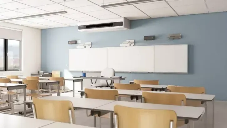 Systemair Sense im Einsatz: Gleichmäßige, zugfreie Frischluftversorgung im Klassenzimmer sorgt für optimale Raumluftqualität und unterstützt konzentriertes Lernen bei minimalem Geräuschpegel.