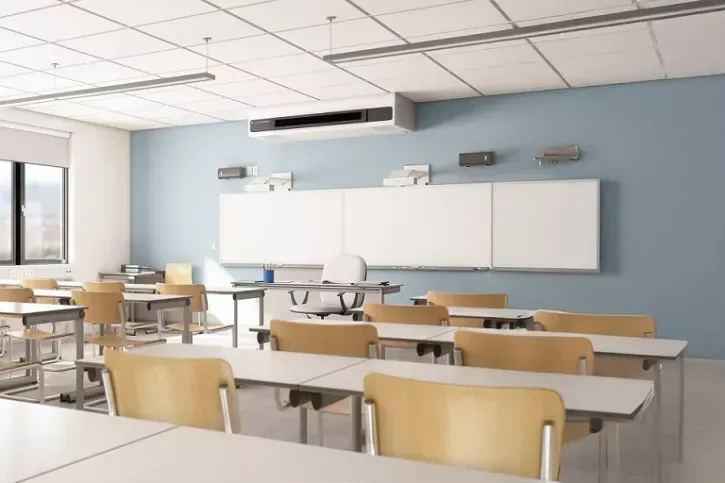 Systemair Sense im Einsatz: Gleichmäßige, zugfreie Frischluftversorgung im Klassenzimmer sorgt für optimale Raumluftqualität und unterstützt konzentriertes Lernen bei minimalem Geräuschpegel.