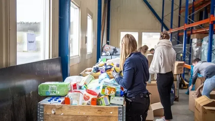 Im März organisierte die Systemair GmbH einen Hilfstransport an die ukrainische Grenze. Während der Arbeitszeit sortierten die Beschäftigten sämtliche Güter von Babyartikeln über Schuhe bis hin zu Schlafsäcken. Auch den Transport übernahm das Unternehmen.