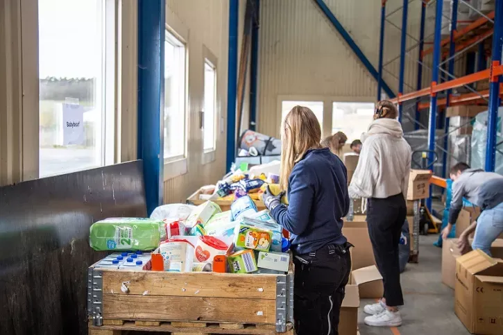 Im März organisierte die Systemair GmbH einen Hilfstransport an die ukrainische Grenze. Während der Arbeitszeit sortierten die Beschäftigten sämtliche Güter von Babyartikeln über Schuhe bis hin zu Schlafsäcken. Auch den Transport übernahm das Unternehmen.