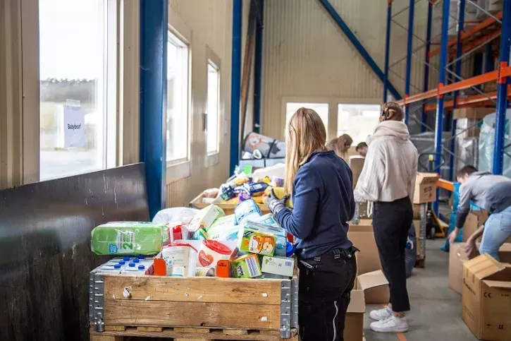 Im März organisierte die Systemair GmbH einen Hilfstransport an die ukrainische Grenze. Während der Arbeitszeit sortierten die Beschäftigten sämtliche Güter von Babyartikeln über Schuhe bis hin zu Schlafsäcken. Auch den Transport übernahm das Unternehmen.