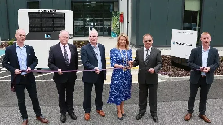 Trane Technologies' Thermo King in Galway, Irland, eröffnete am 1. Juli 2022 sein neues Forschungs- und Entwicklungszentrum. Auf dem Bild zu sehen: die Bürgermeisterin von Galway, Clodagh Higgins, mit (v.l.n.r.) Ken Gleeson, Technischer Leiter von Thermo King; Ray O'Connor, regionaler Leiter IDA; Cormac Mac Donncha, Vizepräsident für Integrierte Lieferkette von Thermo King; Bernd Lipp, Vizepräsident für Technik und Technologie von Thermo King; und Mike Stratford, Betriebsleiter von Thermo King in Irland.