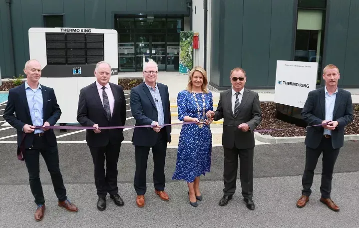 Trane Technologies' Thermo King in Galway, Irland, eröffnete am 1. Juli 2022 sein neues Forschungs- und Entwicklungszentrum. Auf dem Bild zu sehen: die Bürgermeisterin von Galway, Clodagh Higgins, mit (v.l.n.r.) Ken Gleeson, Technischer Leiter von Thermo King; Ray O'Connor, regionaler Leiter IDA; Cormac Mac Donncha, Vizepräsident für Integrierte Lieferkette von Thermo King; Bernd Lipp, Vizepräsident für Technik und Technologie von Thermo King; und Mike Stratford, Betriebsleiter von Thermo King in Irland.