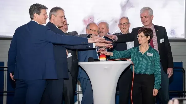 Im Rahmen der Eröffnungsfeier wurde auch die neue Fotovoltaikanlage auf dem Dach des ICVA von TROX X-FANS in Betrieb genommen. Sie kann im Endausbau den Eigenbedarf am Standort zu gut 86 % decken.