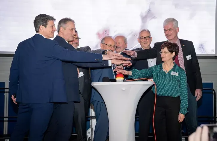 Im Rahmen der Eröffnungsfeier wurde auch die neue Fotovoltaikanlage auf dem Dach des ICVA von TROX X-FANS in Betrieb genommen. Sie kann im Endausbau den Eigenbedarf am Standort zu gut 86 % decken.