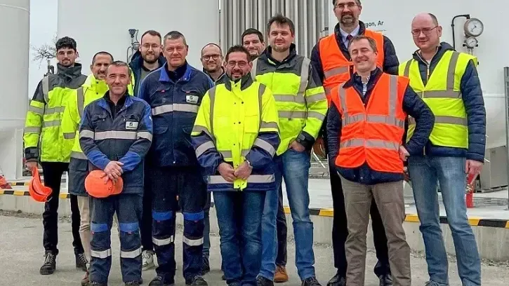 Westfalen Vorstandsvorsitzender Dr. Thomas Perkmann (3.v.r.), Andreas Weisheit (rechts), Leiter des Geschäftsbereichs Gase Westfalen, und Benjamin Bugeat (vorne rechts), Geschäftsführer Westfalen France, mit dem Projektteam für das neue Abfüllwerk in Arzal (Bretagne).