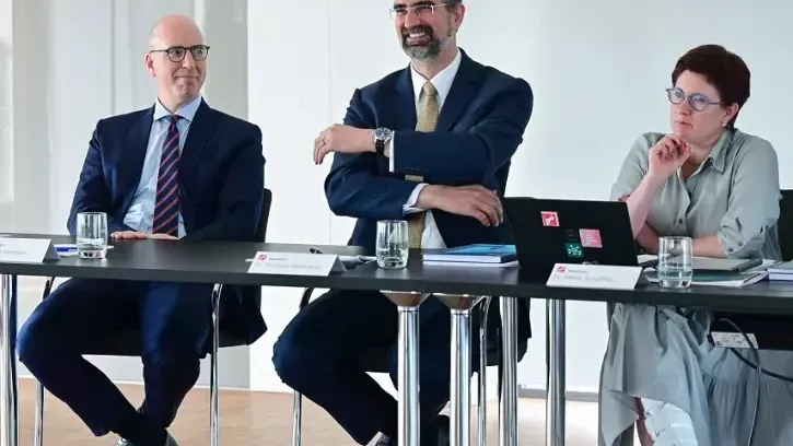 Im Jahrespressegespräch gingen die Vorstandsmitglieder konkreter auf die Entwicklungen in den einzelnen Geschäftsbereichen ein (v. l.): Jesko von Stechow (Finanzvorstand), Dr. Thomas Perkmann (Vorstandsvorsitzender) und Dr. Meike Schäffler (Produktions- und Technik-Vorständin).