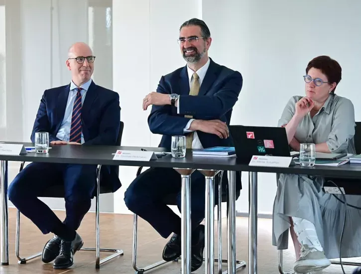 Im Jahrespressegespräch gingen die Vorstandsmitglieder konkreter auf die Entwicklungen in den einzelnen Geschäftsbereichen ein (v. l.): Jesko von Stechow (Finanzvorstand), Dr. Thomas Perkmann (Vorstandsvorsitzender) und Dr. Meike Schäffler (Produktions- und Technik-Vorständin).