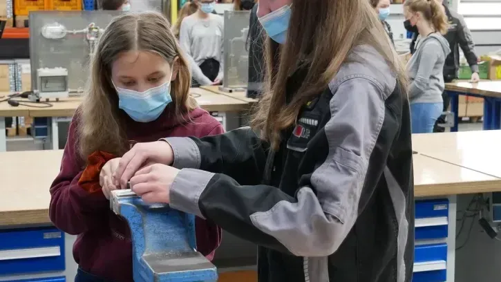 Unter Anleitung von aktuellen Auszubildenden konnten die Teilnehmerinnen des Girls` Day ihr handwerkliches Geschick unter Beweis stellen.