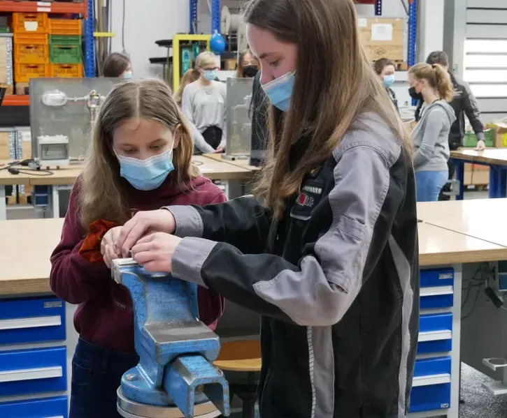 Unter Anleitung von aktuellen Auszubildenden konnten die Teilnehmerinnen des Girls` Day ihr handwerkliches Geschick unter Beweis stellen.