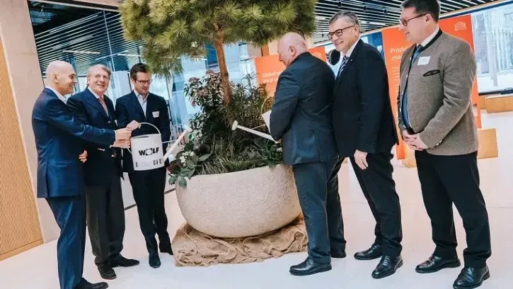 Paolo Merloni, Guido Krass, Philip Krossa, Prof. Waldemar Berg, Dr. Florian Herrmann und Helmut Fichtner (v.l.) setzten bei der symbolischen Eröffnung ein gemeinsames Zeichen für Nachhaltigkeit und Beständigkeit.