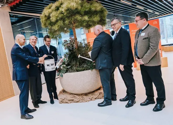 Paolo Merloni, Guido Krass, Philip Krossa, Prof. Waldemar Berg, Dr. Florian Herrmann und Helmut Fichtner (v.l.) setzten bei der symbolischen Eröffnung ein gemeinsames Zeichen für Nachhaltigkeit und Beständigkeit.