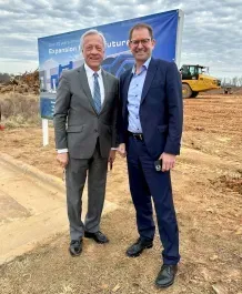 (V.l.:) Bürgermeister James Allen Joines (Winston-Salem) und Firmenchef Dr. Marc Wucherer (Ziehl-Abegg).