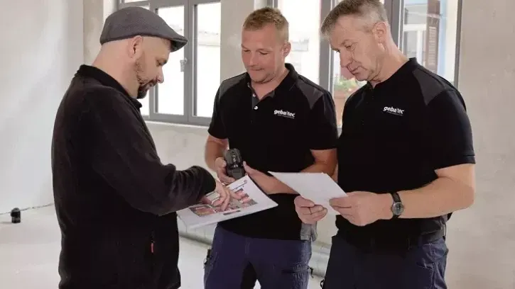 In kompakten Seminaren im Online-Format geben Zehnder-Experten praxisnahe Einblicke – von der Funktionsweise über Planung und Auslegung bis hin zu Installation und Inbetriebnahme von Deckenstrahlplatten. Dabei stehen auch spezifische Anwendungen im Fokus, etwa das GEG-konforme Beheizen von Hallen.