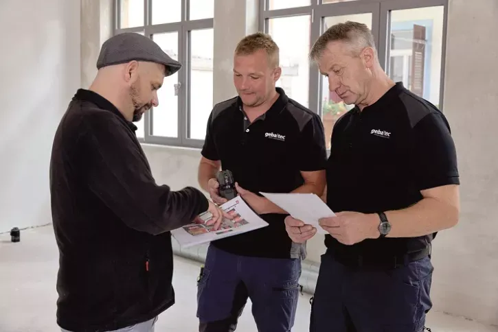 In kompakten Seminaren im Online-Format geben Zehnder-Experten praxisnahe Einblicke – von der Funktionsweise über Planung und Auslegung bis hin zu Installation und Inbetriebnahme von Deckenstrahlplatten. Dabei stehen auch spezifische Anwendungen im Fokus, etwa das GEG-konforme Beheizen von Hallen.