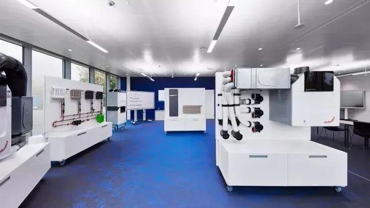 Die Schulungsräume im neuen Center of Climate beeindrucken durch ihre Modernität sowie die attraktiven Schulungsmodule, welche zum praktischen Anschauungsunterricht einladen.