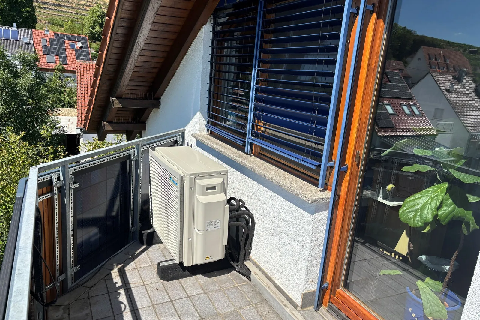 Klimageraet auf Balkon