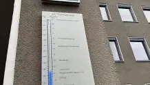 Das neue Thermometer an der Außenfassade des ILK Dresden hat eine Höhe von 2,5 Metern.