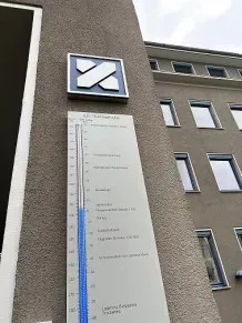 Das neue Thermometer an der Außenfassade des ILK Dresden hat eine Höhe von 2,5 Metern.