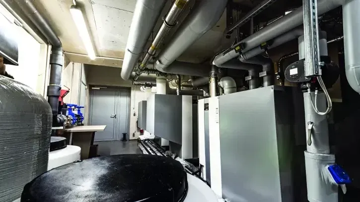 Die zentrale Versorgungstechnik für das Gebäude mit knapp 1.100 m² Nutzfläche wurde auf kleinem Raum installiert.