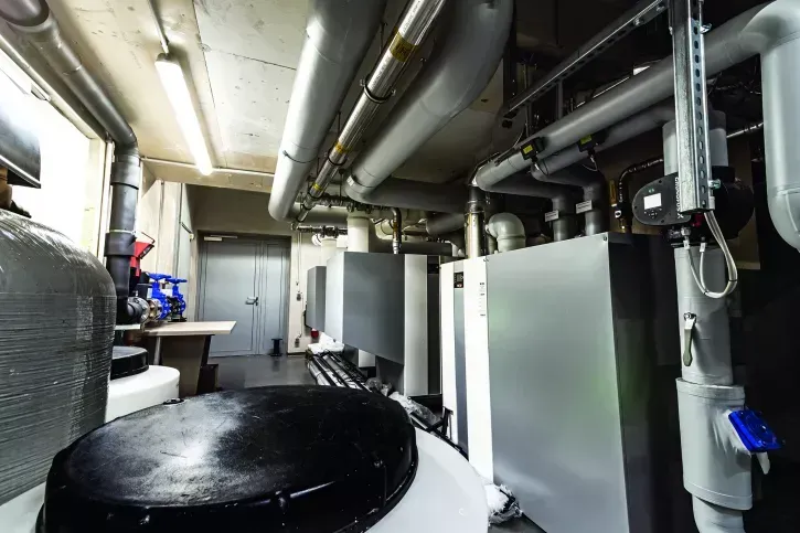 Die zentrale Versorgungstechnik für das Gebäude mit knapp 1.100 m² Nutzfläche wurde auf kleinem Raum installiert.